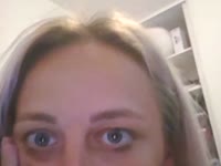 Blonde au yeux bleue. Je parle que le français. N