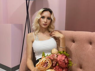 camgirl playing with sextoy CutesLucy