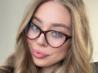 camgirl fingering shaved pussy DianeWhitly