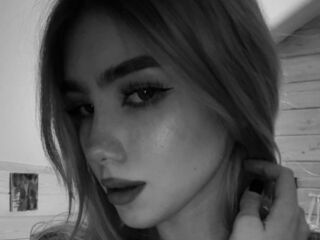 naughty camgirl masturbating with vibrator EmmaBlond