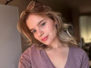 cam girl playing with vibrator HeidyNemzin