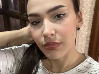 camgirl shaving pussy IlonaMasker
