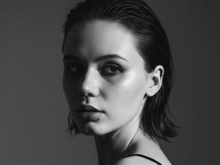 camslut fingering shaved pussy JudithSterett