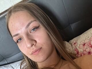 naughty cam girl fingering shaved pussy LunaVaibe
