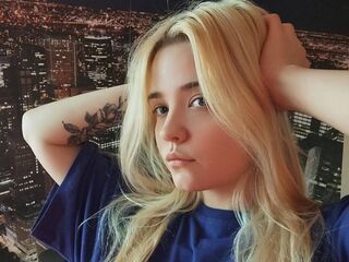 fingering webcam girl MonnieMoniz