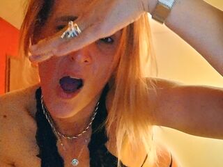 naked camgirl fingering pussy SandraLive