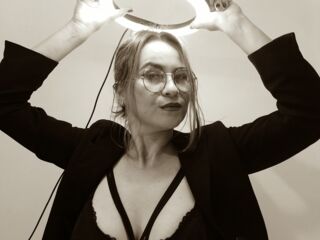 camgirl shaving pussy ScarletHanistom
