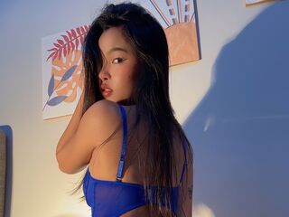 camgirl masturbating with sex toy SessahMi