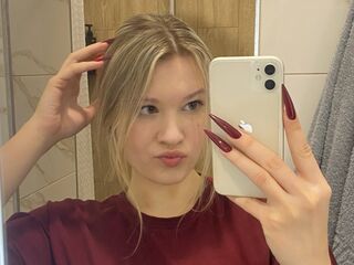 naughty camgirl masturbating with dildo SkyeDavi